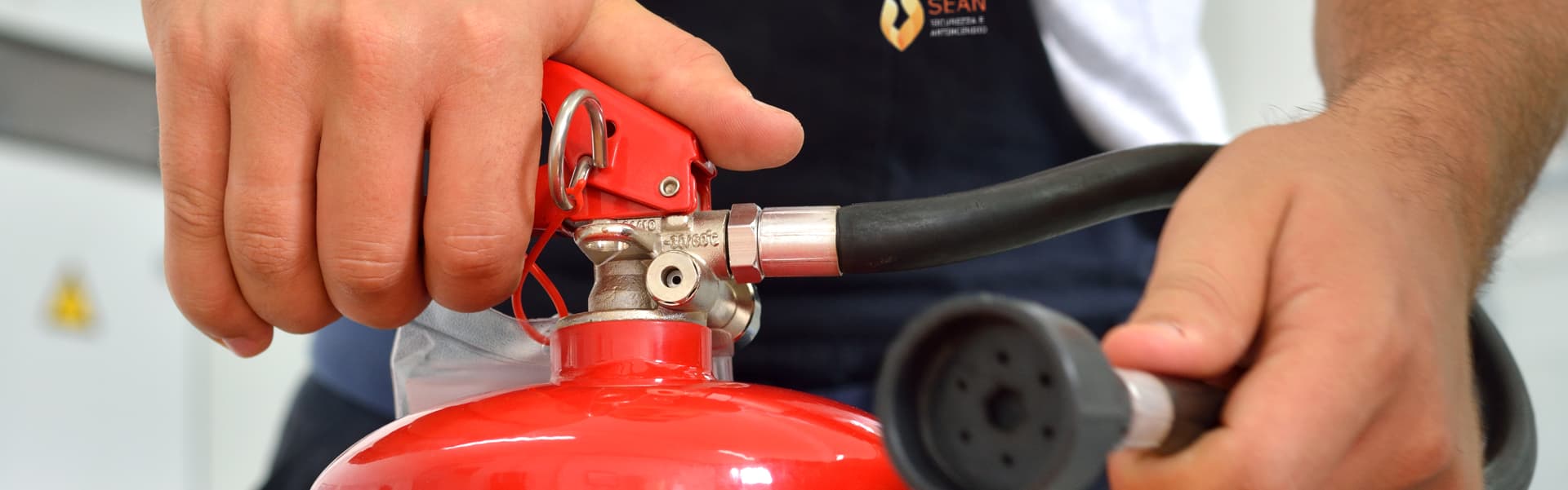 MANUTENZIONE ESTINTORI, IDRANTI, PORTE E PORTONI TAGLIAFUOCO REI, USCITE DI EMERGENZA